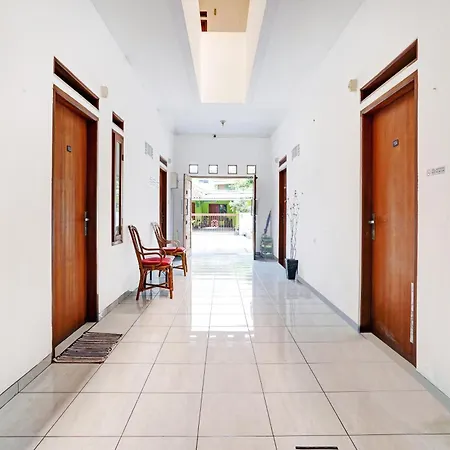 Oyo 1932 Srimahi Residence